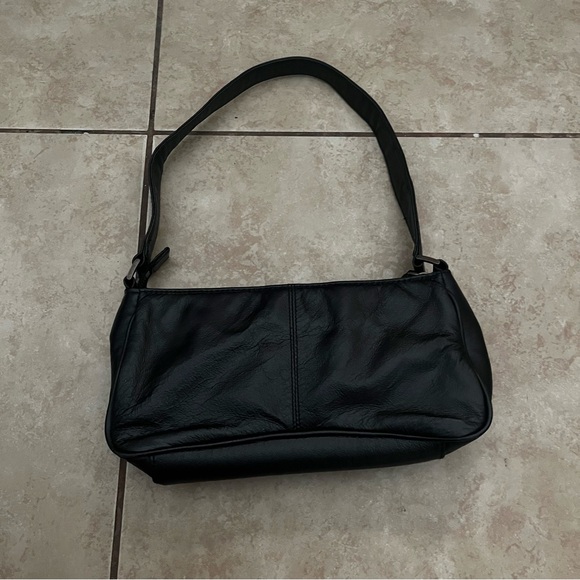 Wilson’s Leather Maxima Small Shoulder Bag - Picture 2 of 4